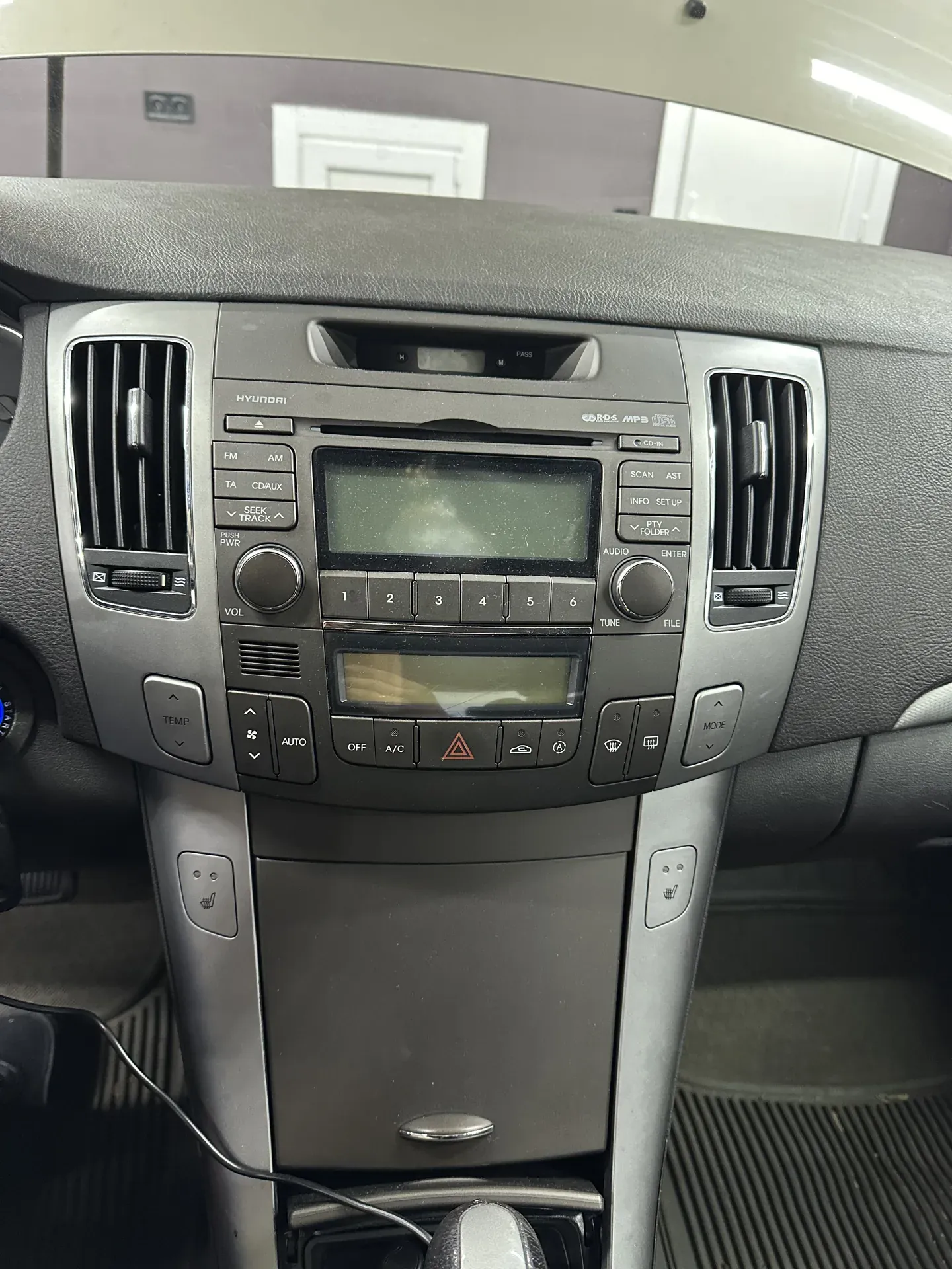 Стара магнітола Hyundai Sonata до заміни