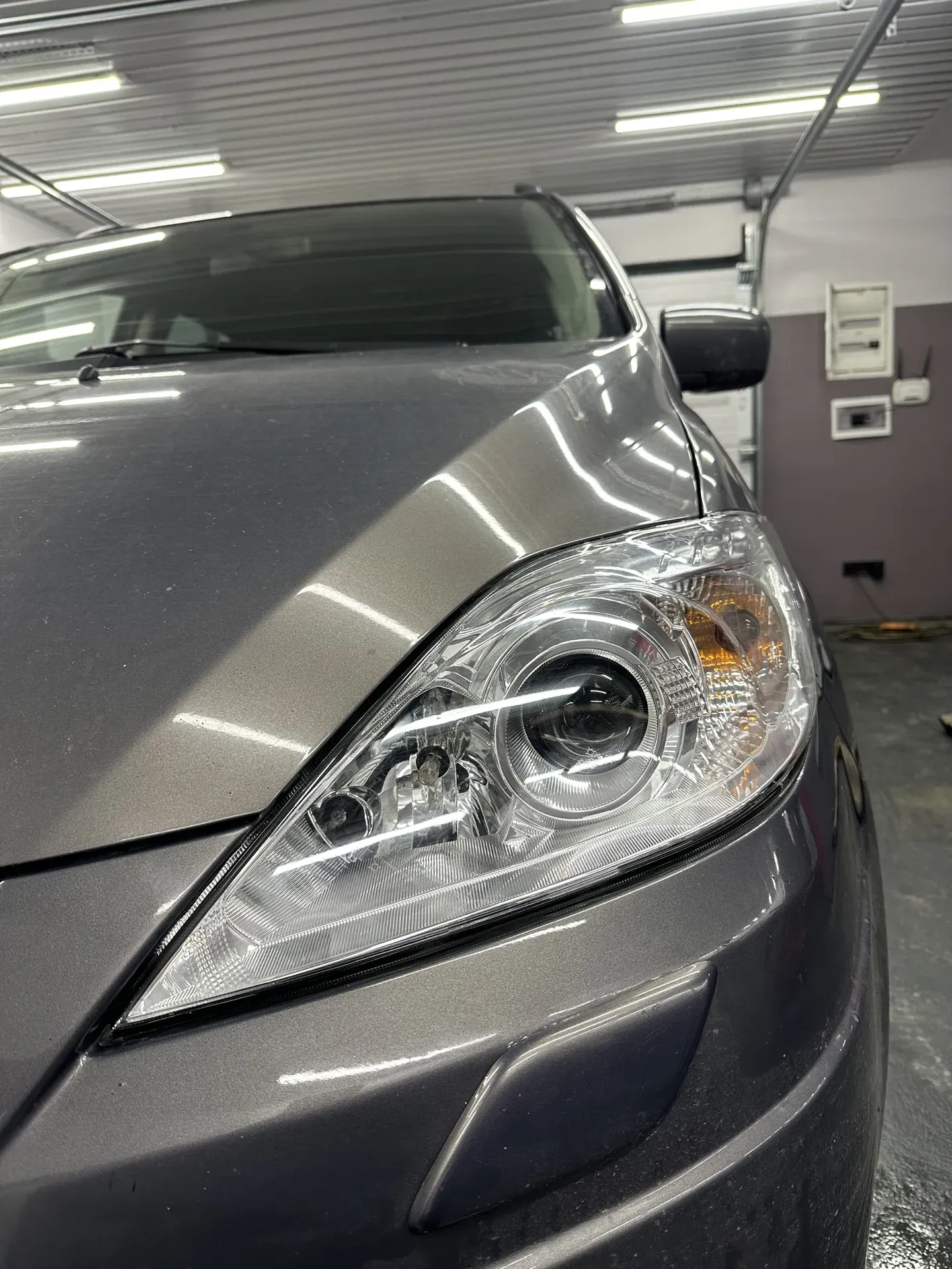 Прозора фара Mazda 5 після полірування