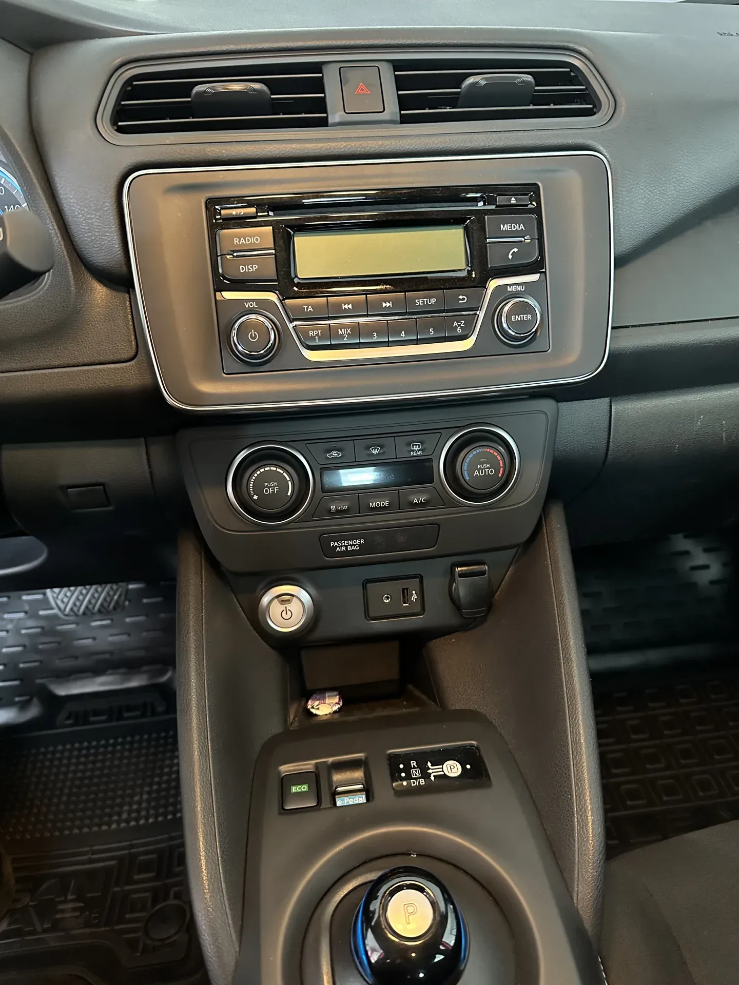 Магнітола Nissan Leaf до заміни
