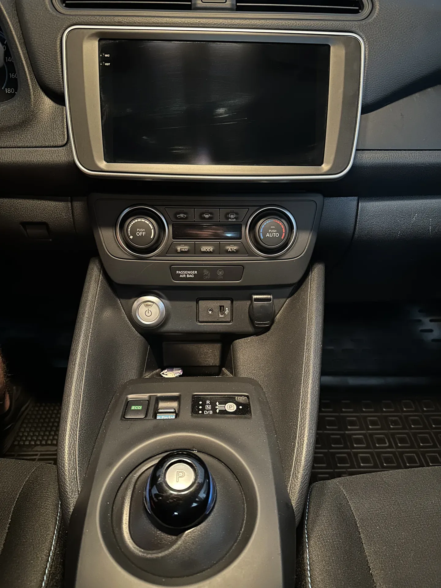 Android-магнітола Nissan Leaf після встановлення
