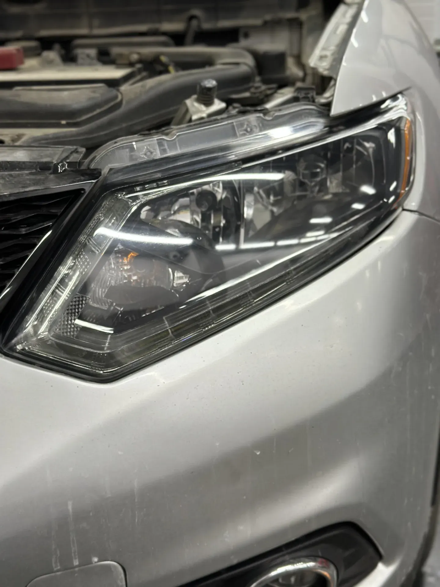 Прозора фара Nissan X-Trail після полірування