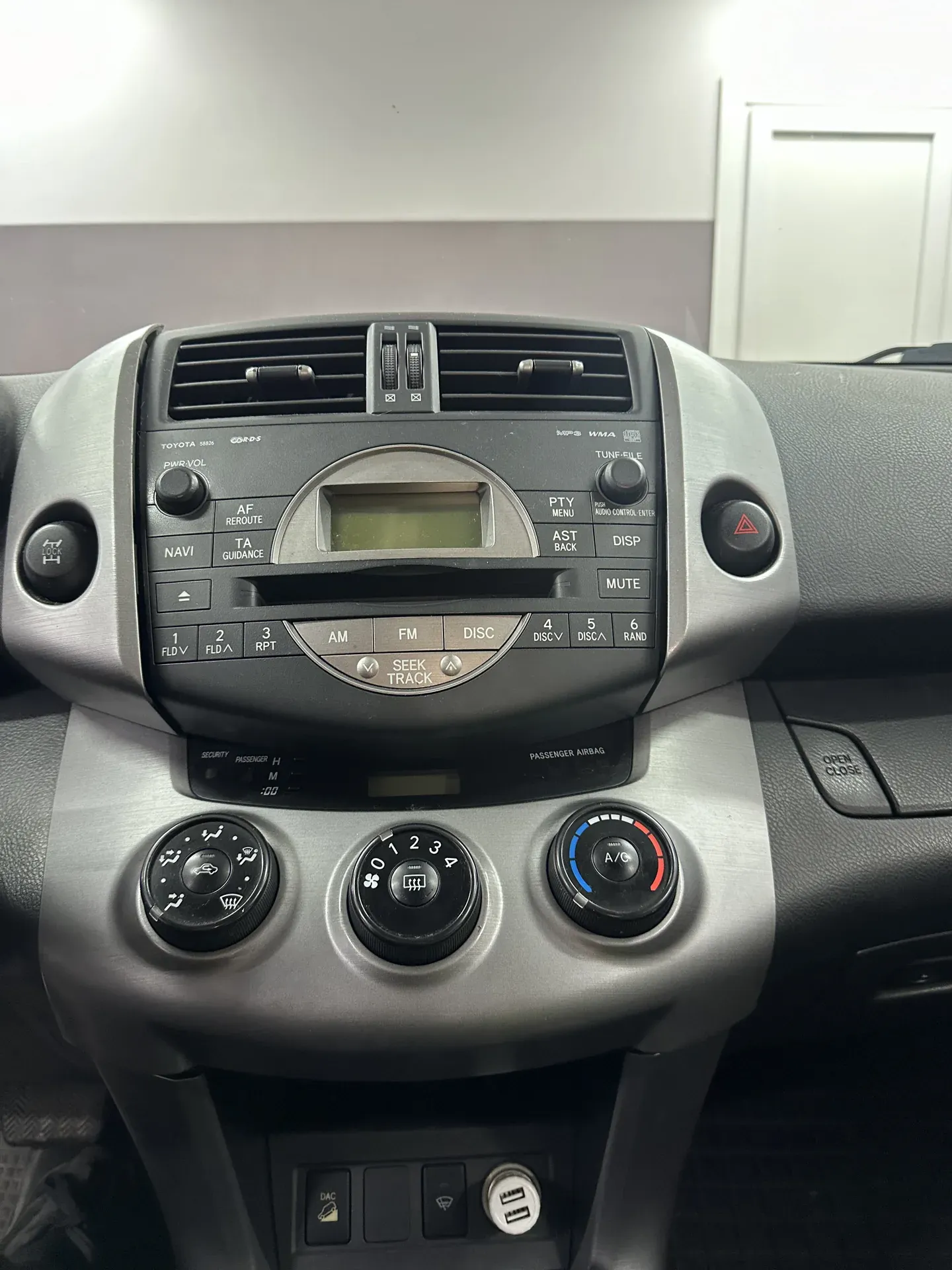 Магнітола Toyota RAV4 до заміни