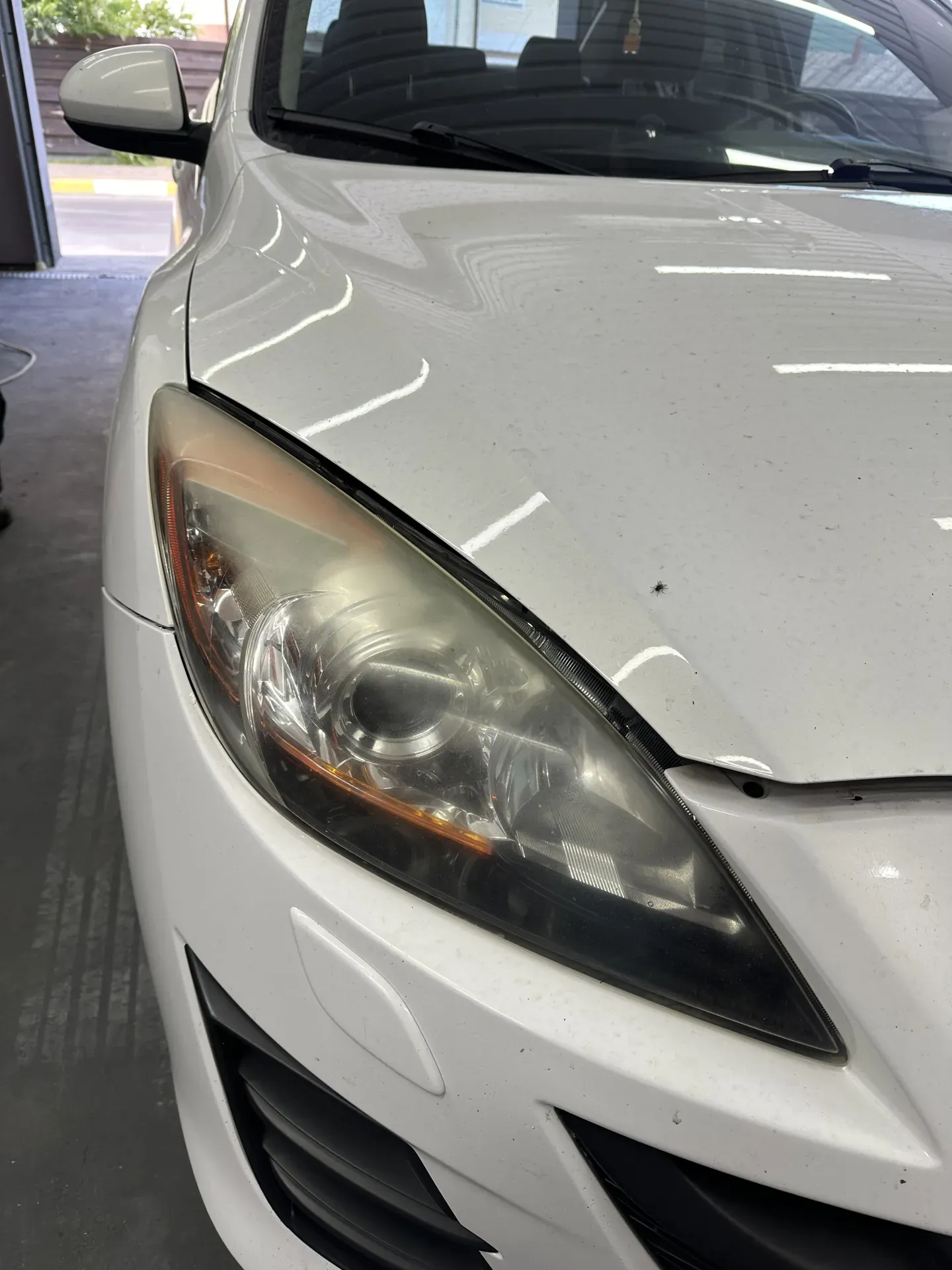 Фара Mazda до полірування