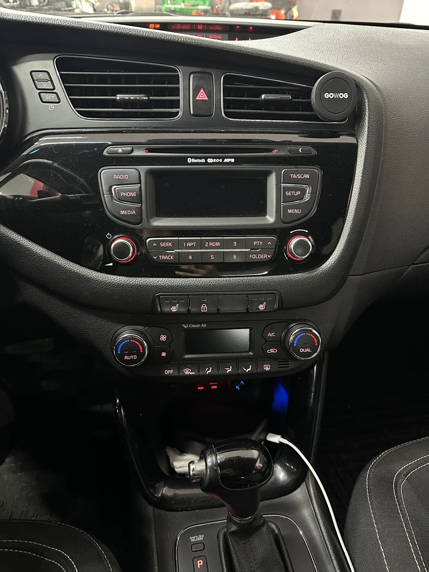 Штатна магнітола Kia Ceed до заміни