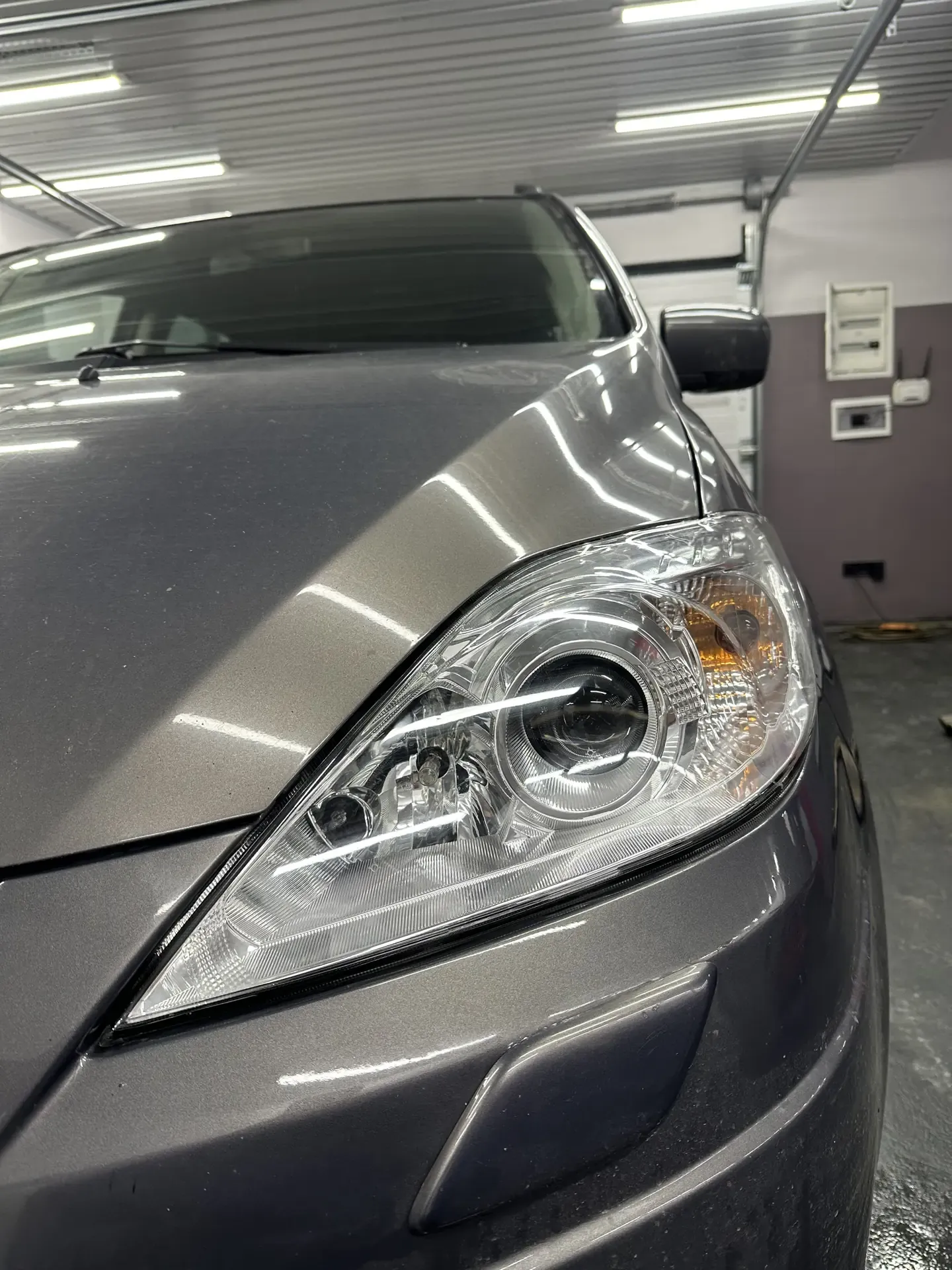 Прозора фара Mazda 5 після полірування