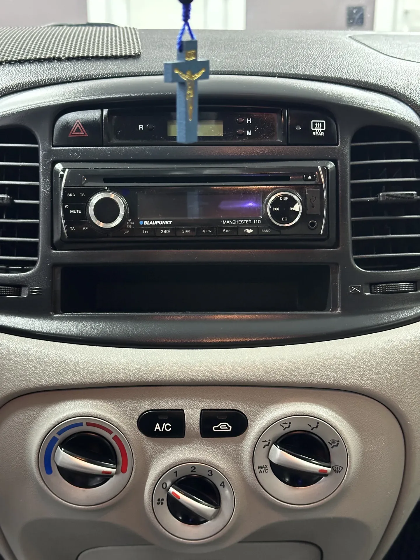 Стара магнітола Hyundai Accent до заміни