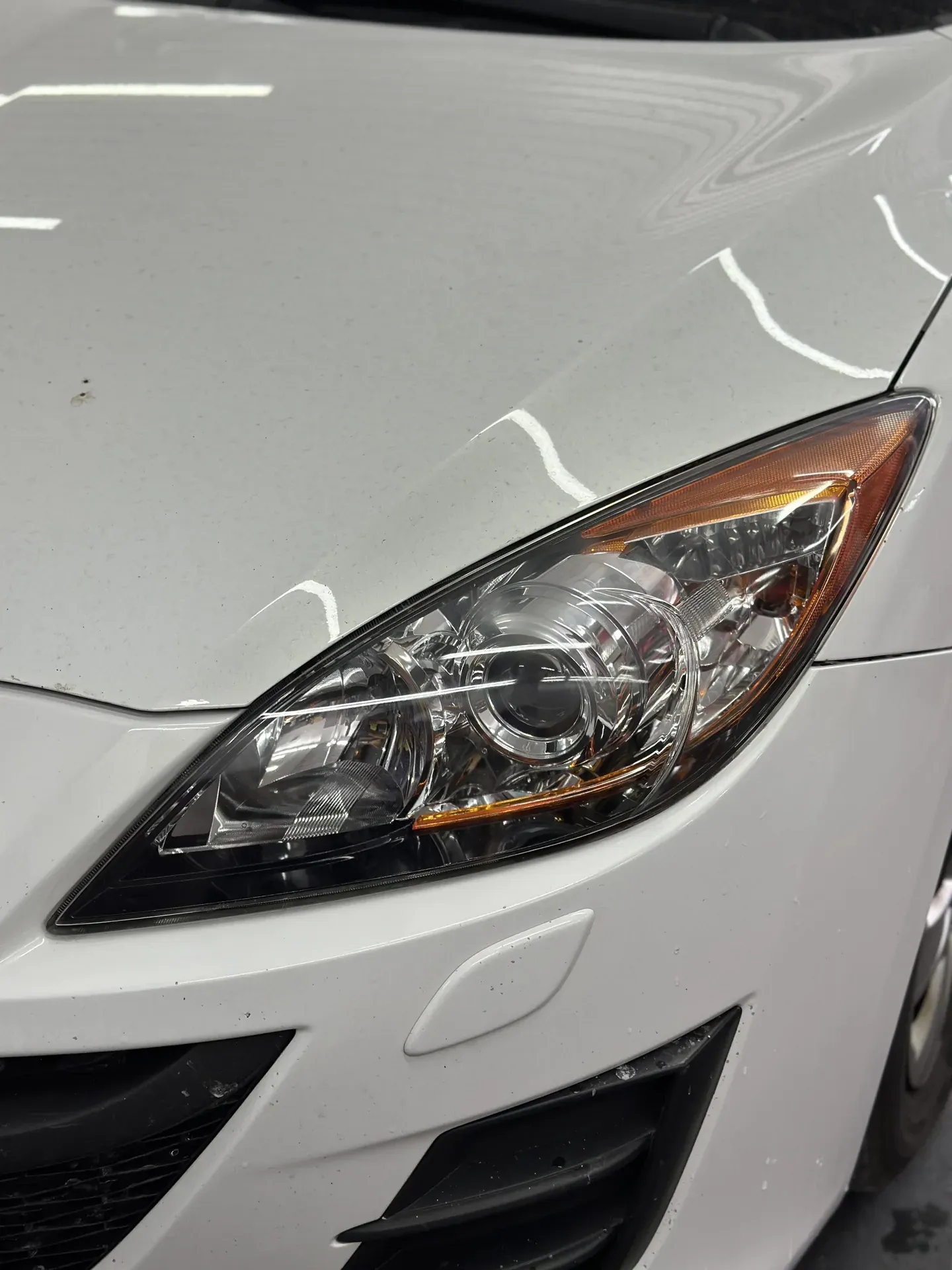Прозора фара Mazda 3 після відновлення